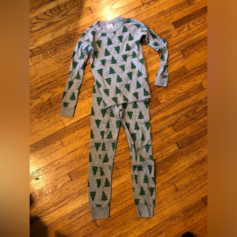 Hanna Andersson evergreen tree pajama set. Size 120
